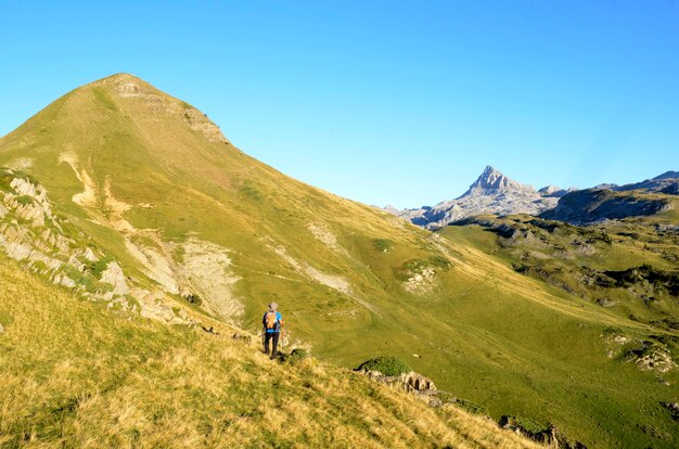 Un alpiniste se dirige vers les montagnes Arlas et Anie dans les Pyrénées de France