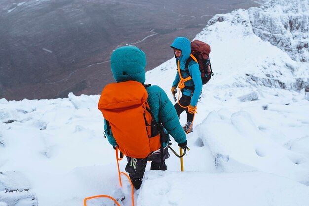 Les Alpinistes Escaladant Une Crête Enneigée De Liathach En Ecosse