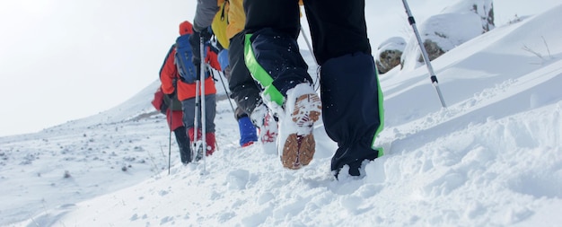 alpinistes marchant dans la neige