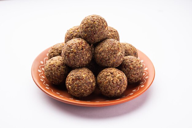 Photo alsi pinni laddu ou laddo de graines de lin ou jawas ladoo sain sont de délicieuses boules d'énergie douces indiennes
