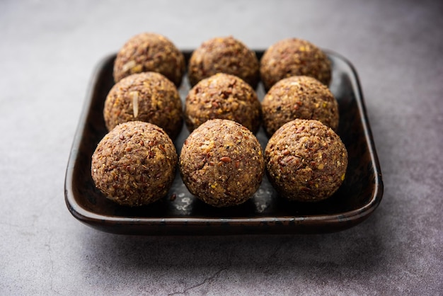 Photo alsi pinni laddu ou laddo de graines de lin ou ladoo de jawas sains sont de délicieuses boules d'énergie sucrées indiennes