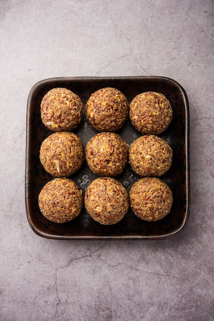 Photo alsi pinni laddu ou laddo de graines de lin ou ladoo de jawas sains sont de délicieuses boules d'énergie sucrées indiennes