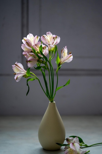 Alstroemeria fleurs roses dans un vase abstrait floral