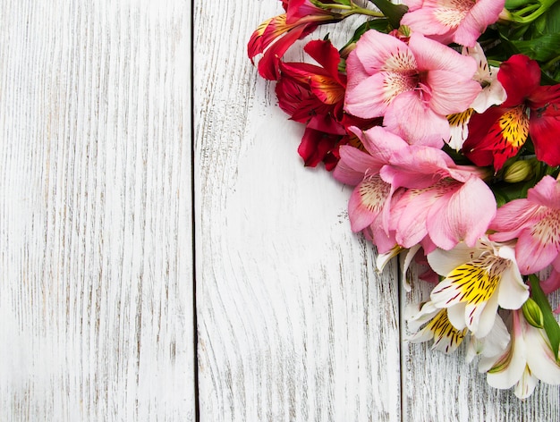 Alstroemeria en fleurs sur une table