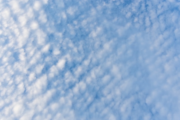 Photo altocumulus nuages dans le ciel bleu