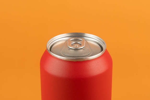 L'aluminium rouge peut isolé sur fond orange