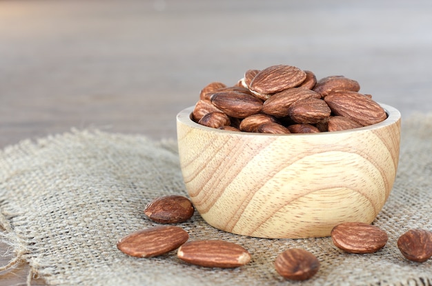 Amande dans une tasse en bois.