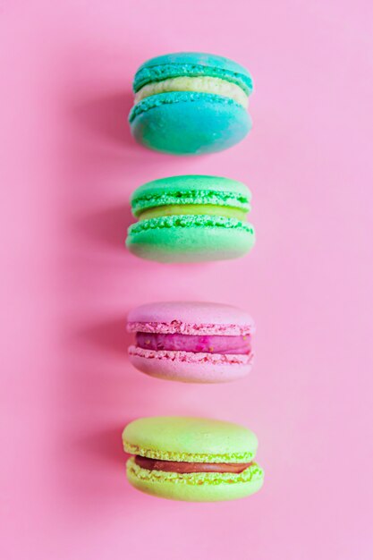 Amande douce colorée rose bleu jaune vert macaron ou dessert macaron