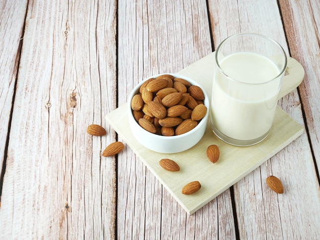 Amandes au lait sur fond de texture en bois