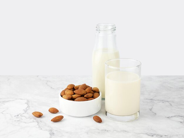 Amandes au lait sur fond de texture de marbre