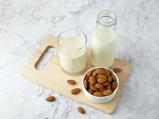 Amandes au lait sur fond de texture de marbre