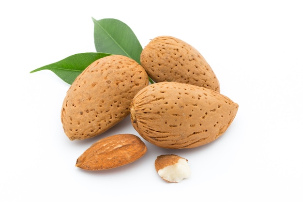 Amandes aux feuilles isolées sur fond blanc