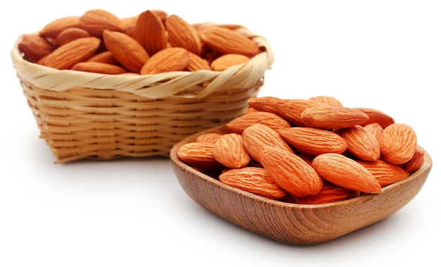 Amandes biologiques dans un bol sur fond blanc