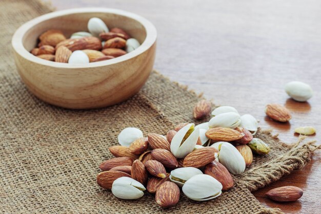 Amandes sur bois.