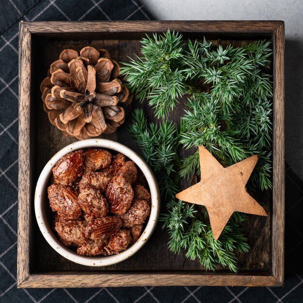 Amandes confites de Noël dans une boîte en bois