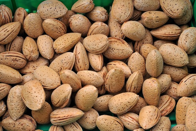 amandes en coque non pelées empilées dans une boîte