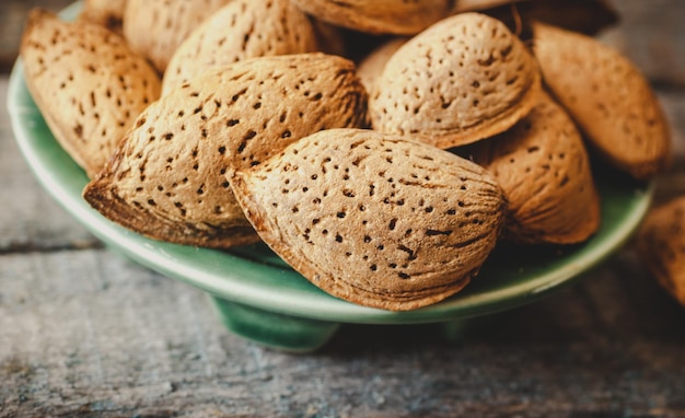 Photo amandes en coquille gros plan