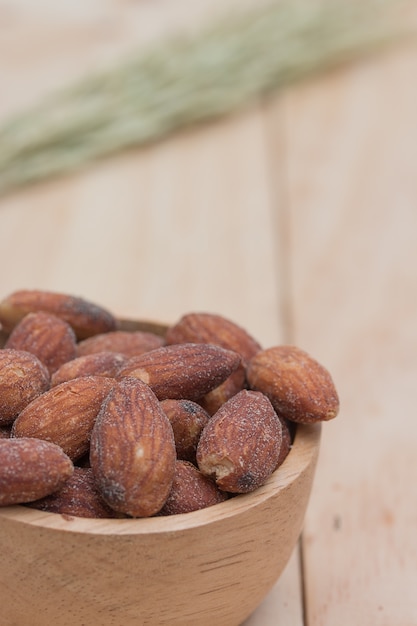 Amandes en coupe sur fond en bois.