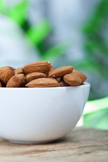 Amandes crues fraîches, amandes délicieuses sur la table, amandes sèches sans torréfaction ou autre traitement, gros plan