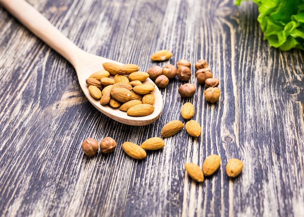 Amandes en cuillère en bois