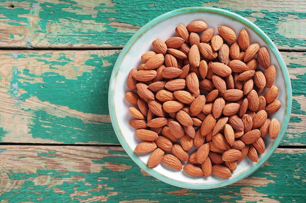 Amandes dans une assiette