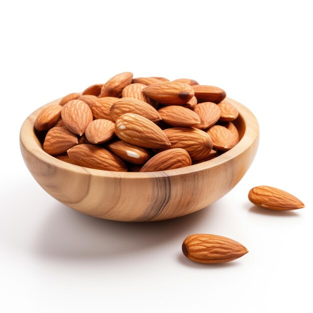 Des amandes dans un bol en bois isolé sur un fond blanc