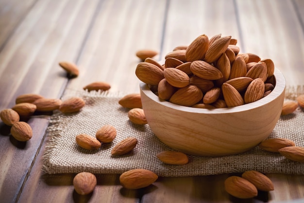 Amandes Dans Un Bol En Bois Sur Une Table Sombre