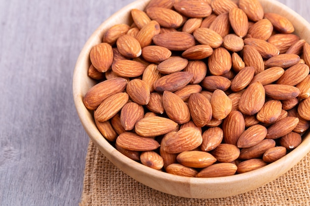 Amandes dans un bol en bois sur la table