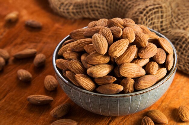 Photo amandes dans un bol sur fond de bois