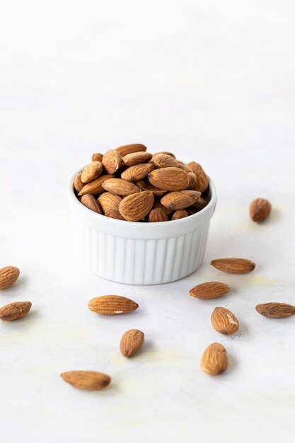 Amandes dans un bol sur fond de bois