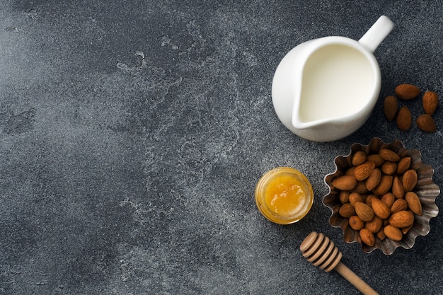 Amandes dans un bol et lait sur le fond de la table