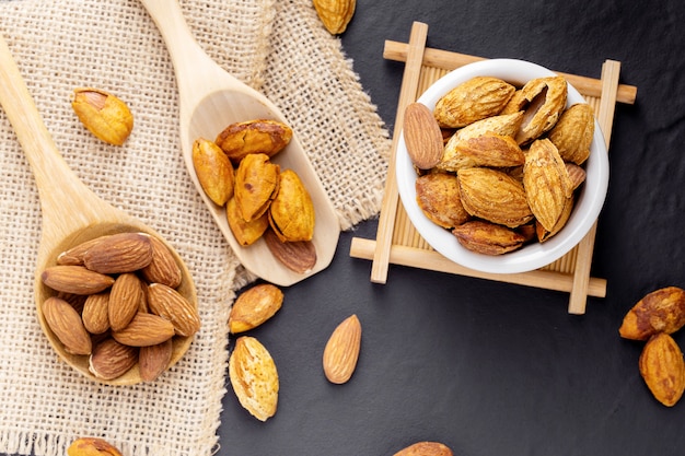 Amandes dans un bol marron sur fond en bois