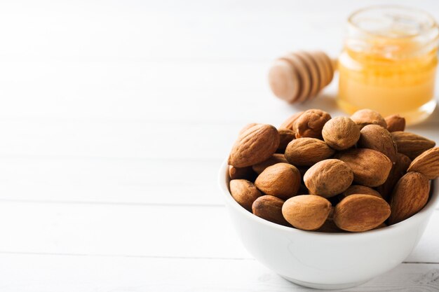 Amandes dans un bol. Mise au point sélective