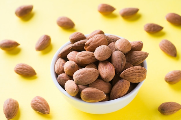 Amandes dans un bol. Mise au point sélective