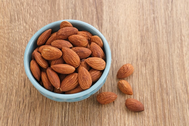 Amandes dans un bol sur une table en bois Gros plan Mise au point sélectionnée