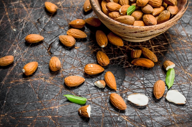 Amandes dans un bol