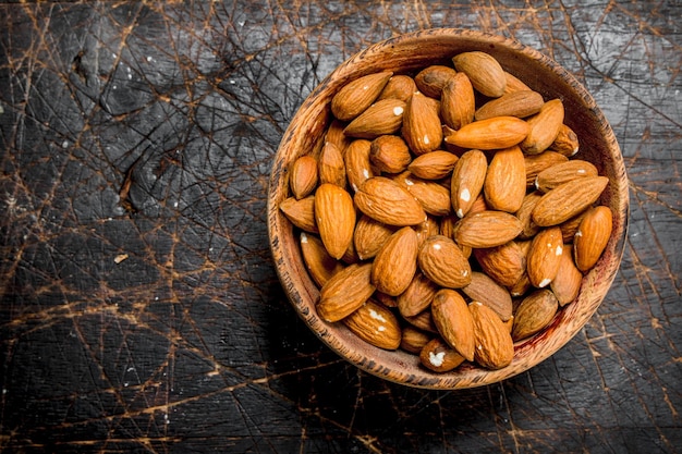 Amandes dans un bol