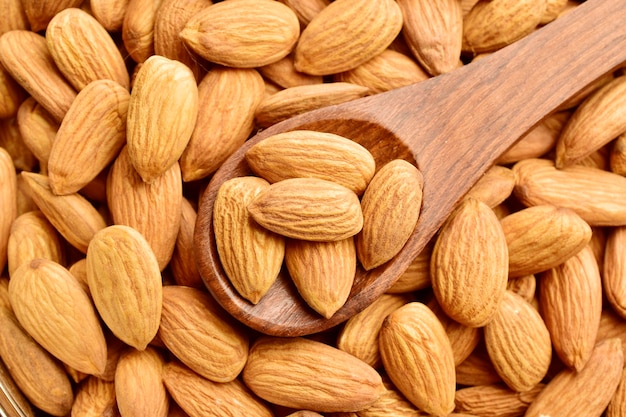 Amandes dans une cuillère en bois, vue de dessus de badam.