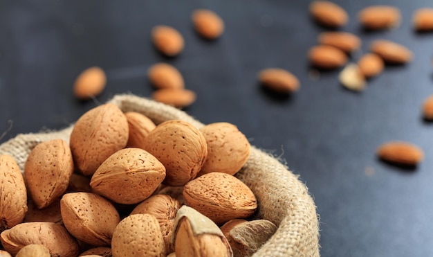 Amandes dans un sac