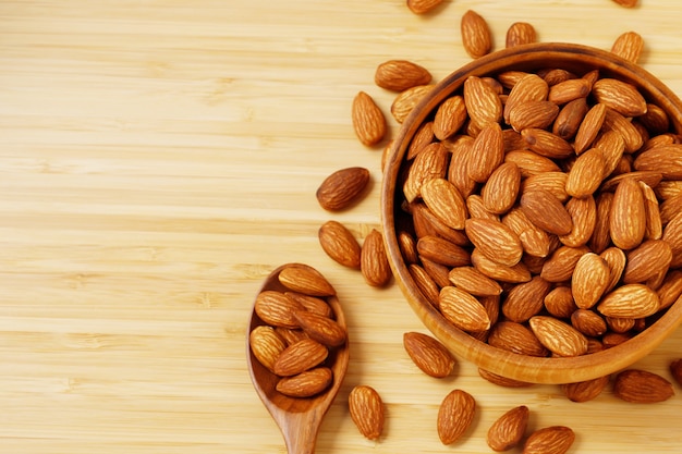 Amandes dans une tasse en bois