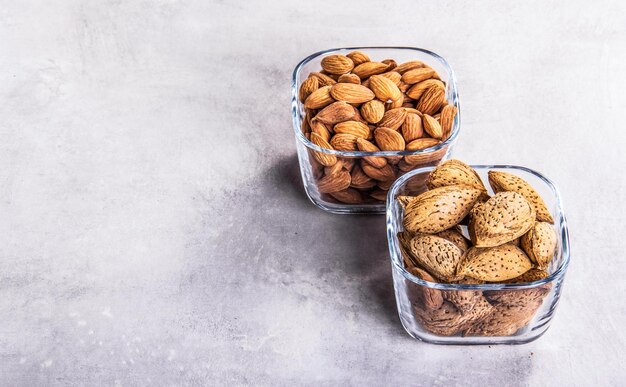 Amandes décortiquées et amandes en coque