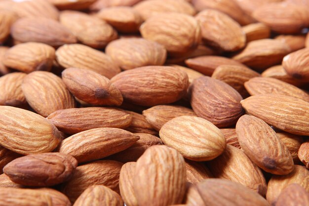 Amandes entières isolés sur fond blanc libre