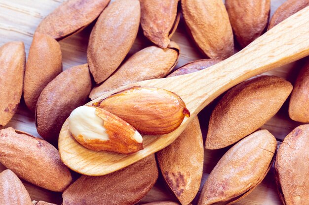 Amandes éparses en arrière-plan