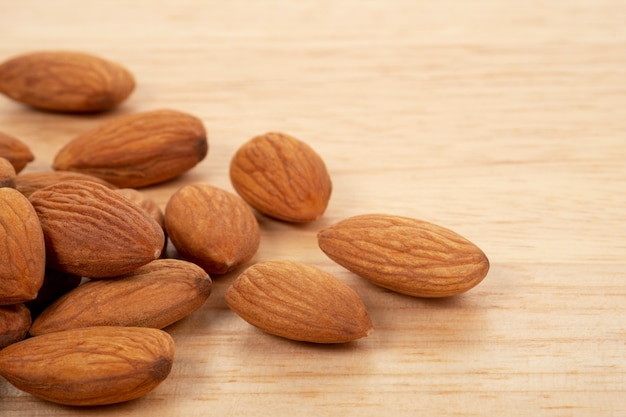 Amandes sur fond de bois. Concept de nourriture saine.