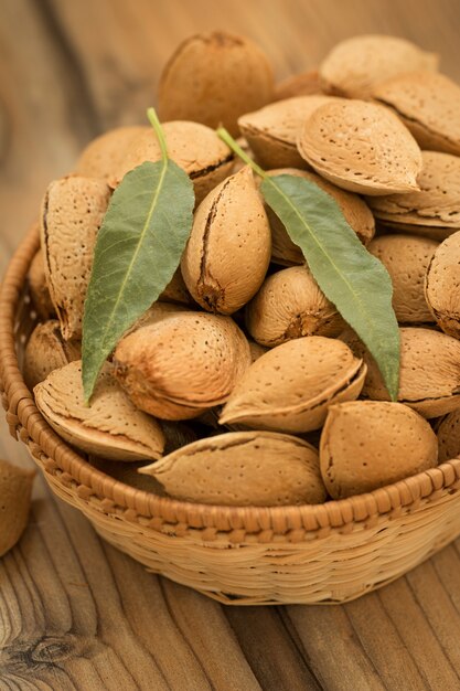 Amandes sur fond en bois marron