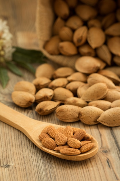 Amandes sur fond en bois marron