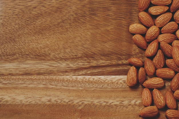 Amandes sur fond de bois