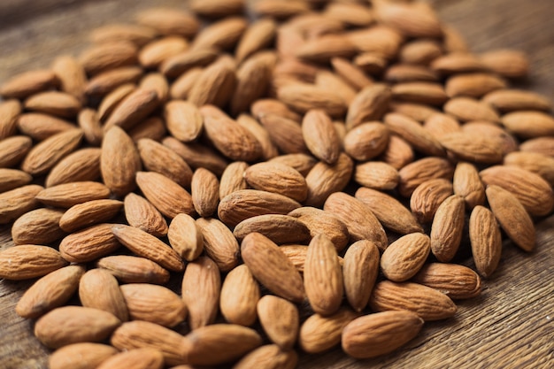 Amandes sur fond de bois