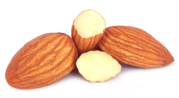 Amandes fraîches sur fond blanc