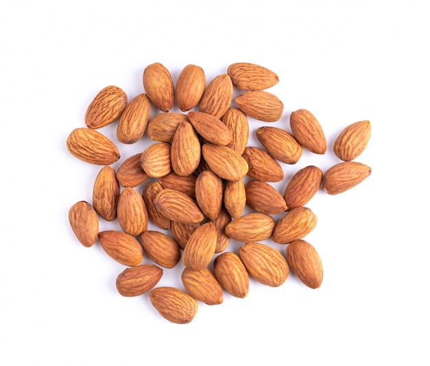 Amandes de groupe isolé sur blanc